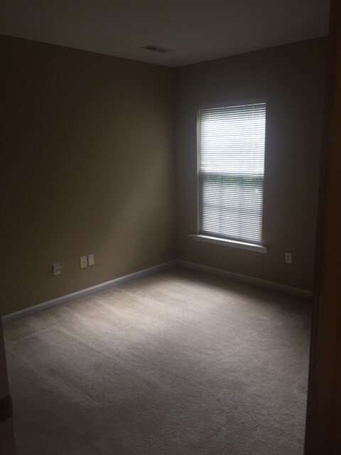 Building Photo - Simpsonville - 4BD+Bonus/2.5BA, 2425SF