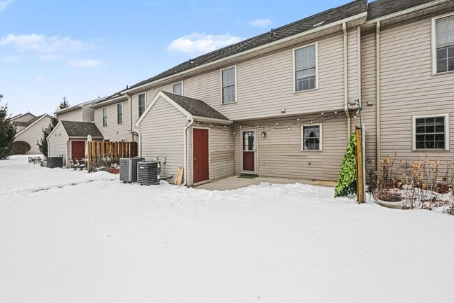 Building Photo - 3 bedroom 2.5 bathroom town-home for rent in Mechanicsburg