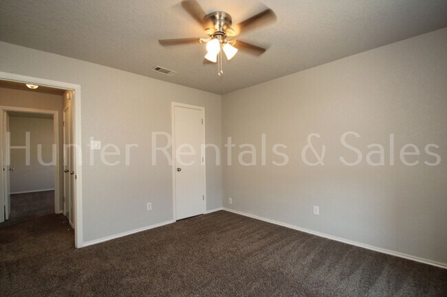 Building Photo - 3400 Lakecrest Dr