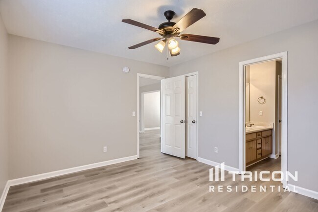 Building Photo - 928 Pin Oak Dr