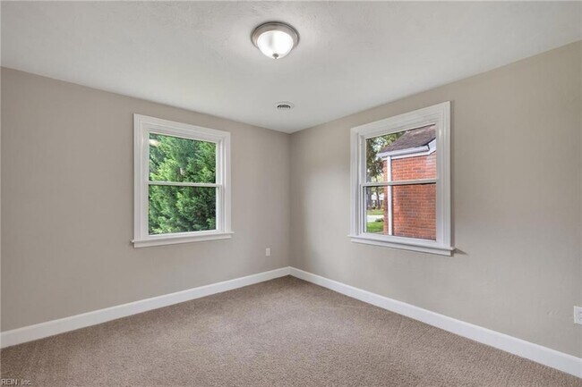 Building Photo - 31 Greenbrier Rd