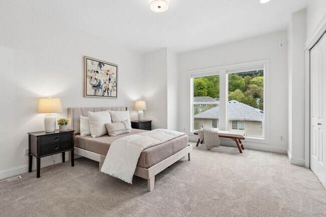 Building Photo - Spectacular SW Portland 2 bedroom Townhouse