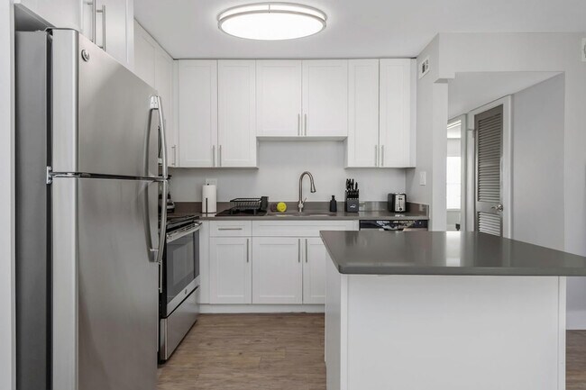Building Photo - 110 S Manhattan Ave