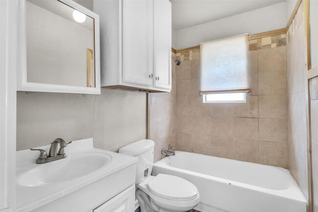 Building Photo - Cute 2 Bedroom!