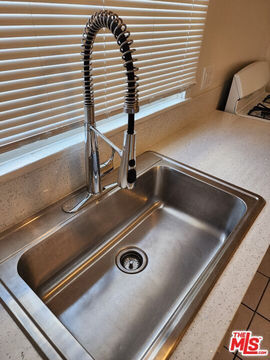 Building Photo - 6685 De Longpre Ave