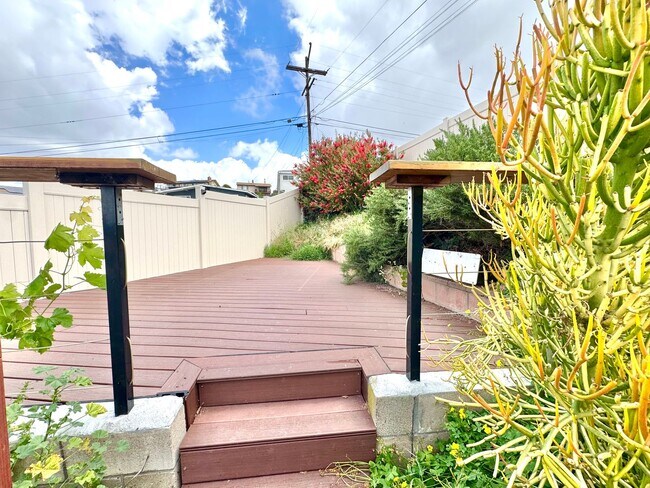 Building Photo - Huge Oak Park Home! 4bd/2.5ba house with incredible yard w/ VIEWS + spa, A/C, garage, W/D!