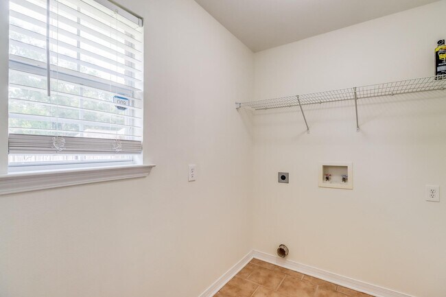 Building Photo - 14081 Oak View Cir
