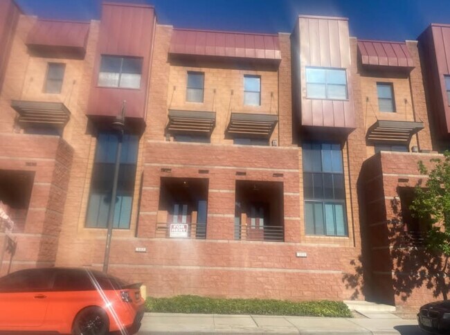 Primary Photo - 305 S Wilson St