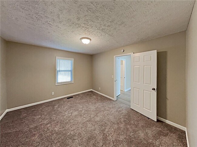 Building Photo - 411 River Point Dr