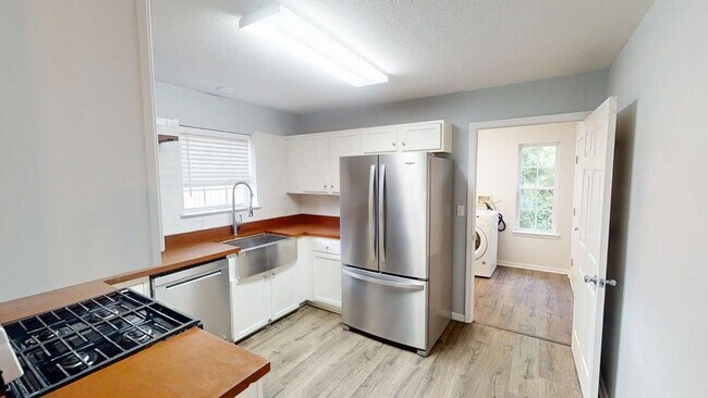 Building Photo - 910 Ave A