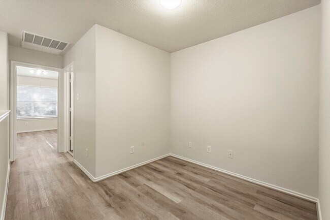 Building Photo - 5606 Redgrove Ln