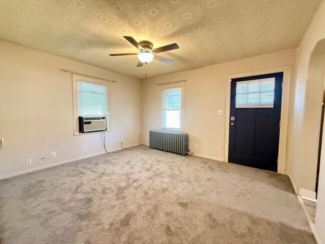 Building Photo - 2 Bedroom, 1 Bath Home  & Garage Available in Peoria IL!