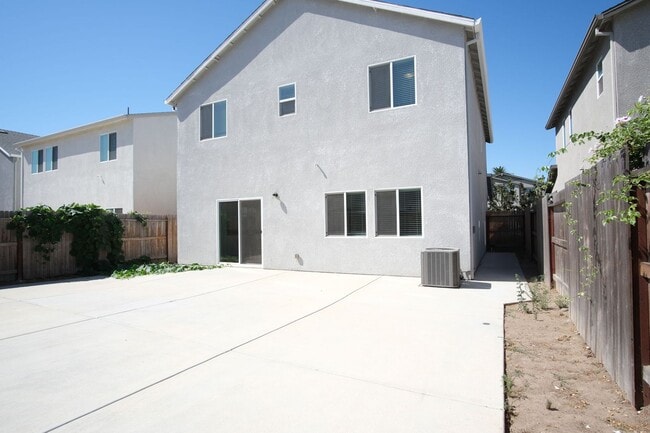 Building Photo - Move-in ready! Stunning 4-bedroom, 3-bathroom home located in the vibrant city of Manteca, CA.