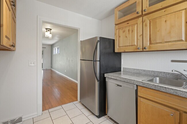 Building Photo - 3 Bedroom Townhome in University Neighborhood