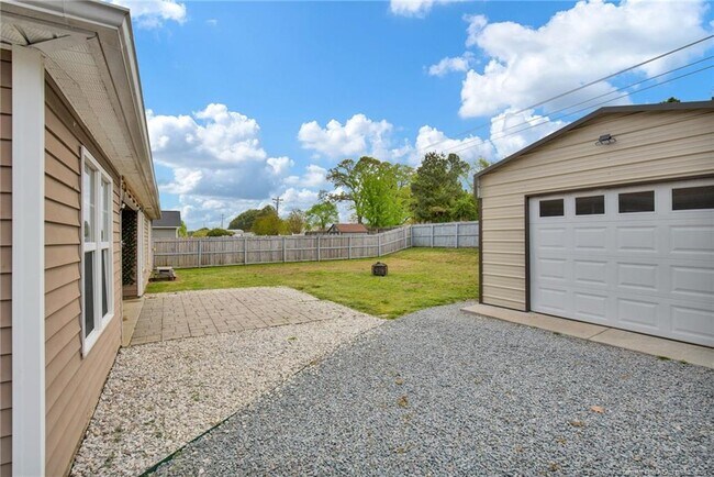 Building Photo - 672 Hogart St