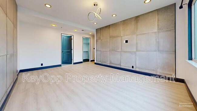 Building Photo - 711 La Playa St