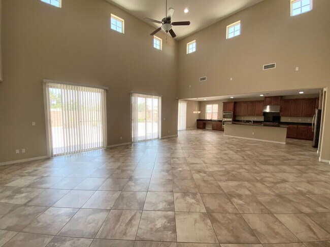 Building Photo - 4/BD 3.5/BA Spacious Home in Gated Communi...