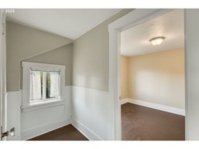 Building Photo - 1174000
