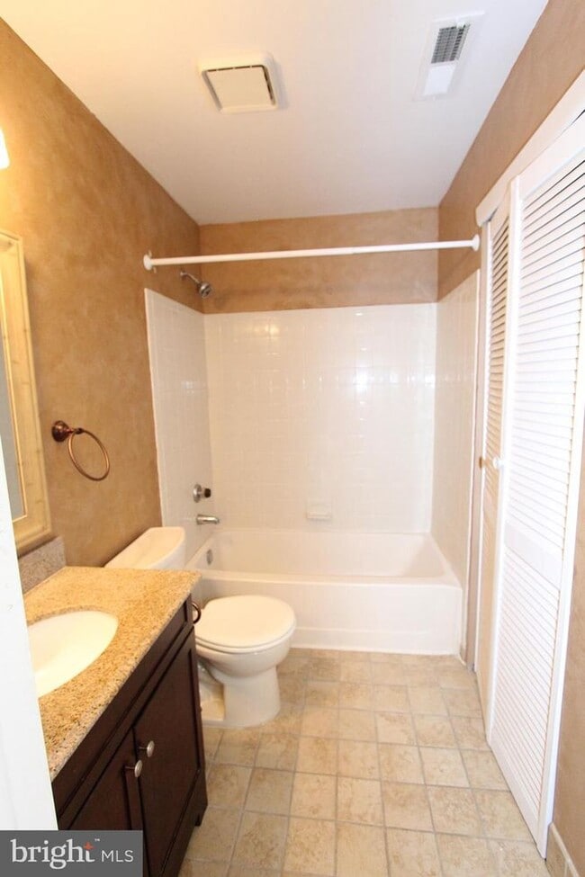 Building Photo - 208 Ravens Crest Dr