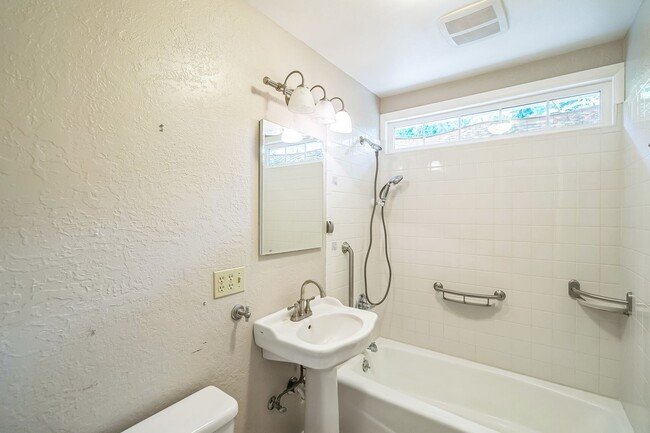 Building Photo - 345 NE 9th Pl