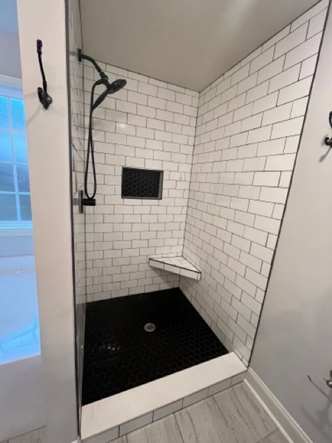 Building Photo - Charming modern 3 bedroom/ 2 bath with office
