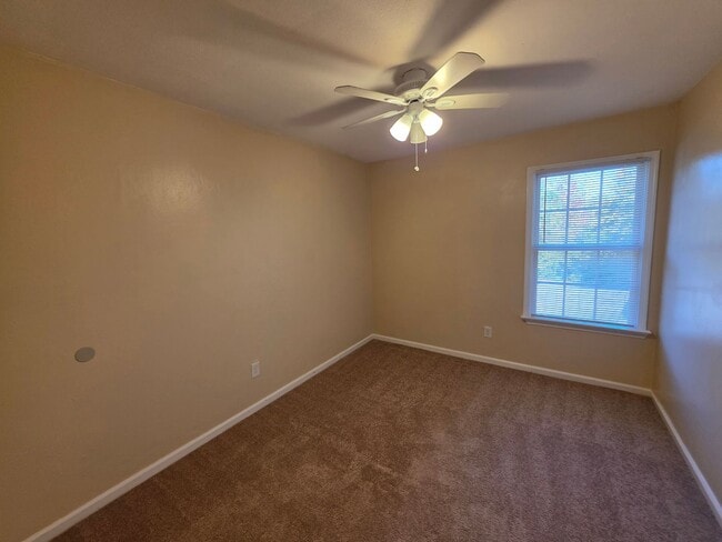 Building Photo - 3 BR 1.5 Bath Townhome located off Cedar road