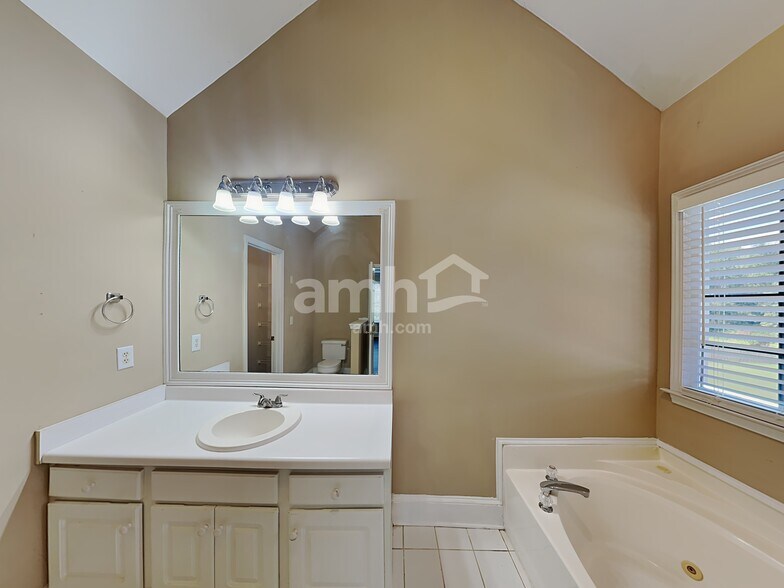 Building Photo - 20 Legend Creek Ct