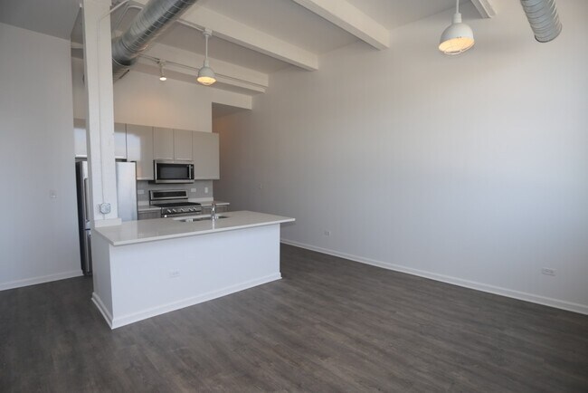 Building Photo - 932 W Dakin St