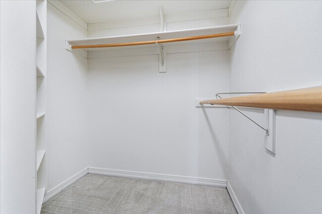 Building Photo - Discover this spacious 4-bedroom, 2-bath home