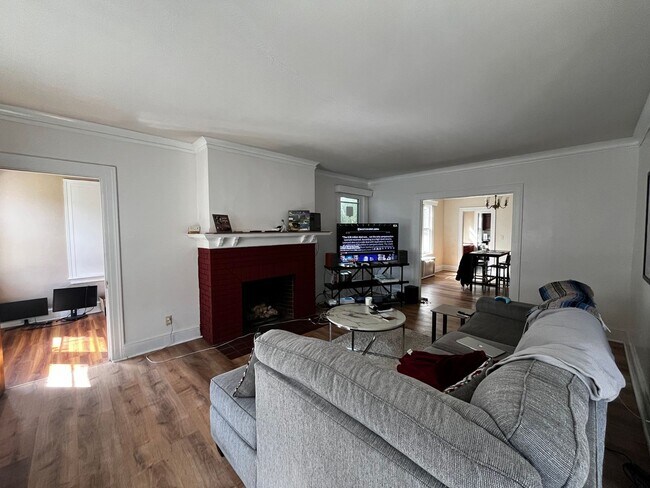 Building Photo - 1st Floor Apartment in Ideal West Hartford...