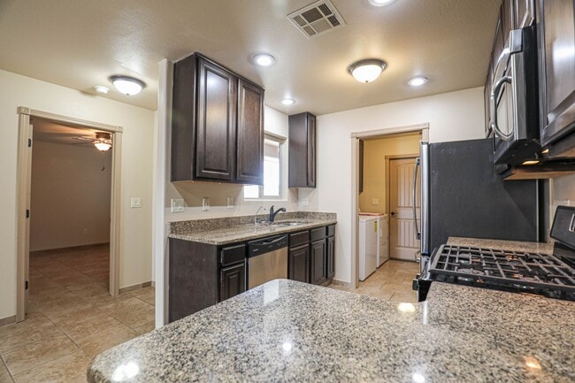 Building Photo - Cozy 3 Bed 2 Bath You've Been Looking For!