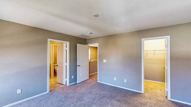 Building Photo - HOLIDAY SPECIAL! SIGN YOUR LEASE BY 12.31.25 AND RECEIVE THE FIRST 2 WEEKS RENT FREE!!  Beautiful...