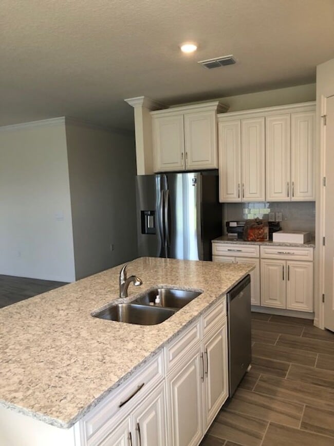 Building Photo - ALMOST NEW 4 BDRM home in GATED ROSECREST!