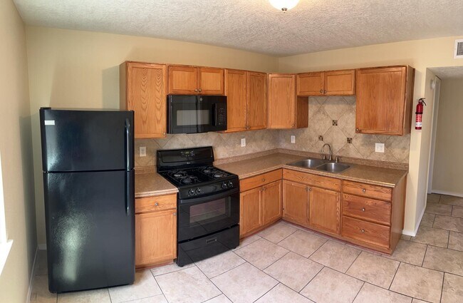 Building Photo - 1816 Buena Vista Dr SE