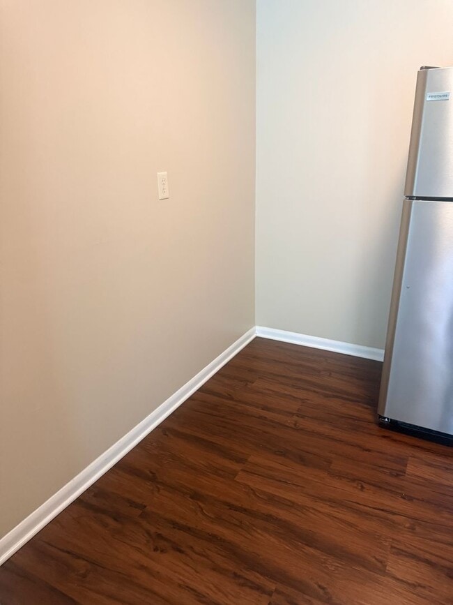 Building Photo - Spacious 2BR Condo – Pool Access & Utilities
