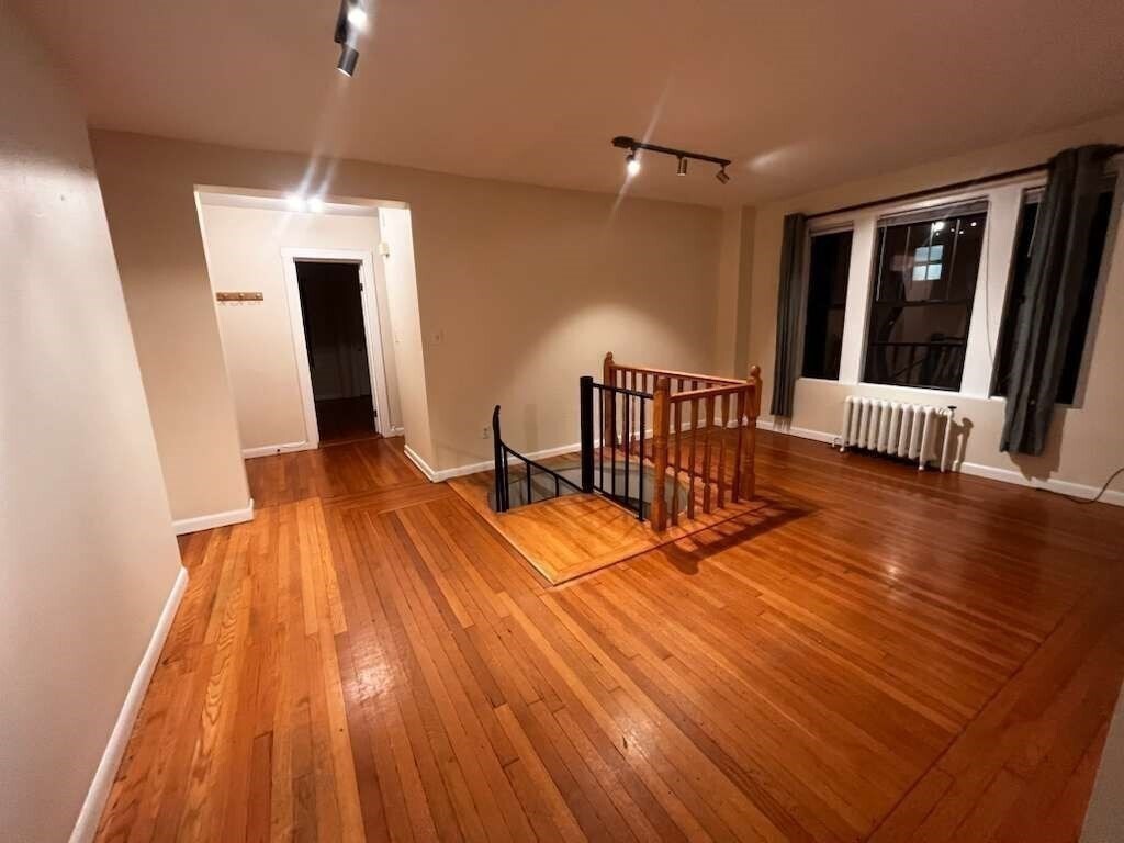 Building Photo - 466 Park Dr