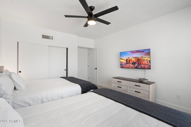 Building Photo - 1759 N Spring Cir