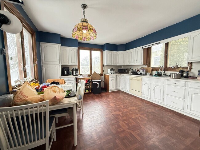 Building Photo - 4bed 1.5 bath in Waltham available on 9/1