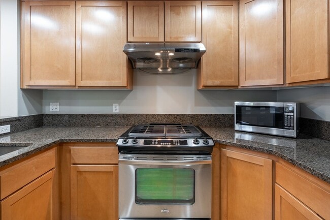 Building Photo - 2bd/2.5ba Seattle Townhome