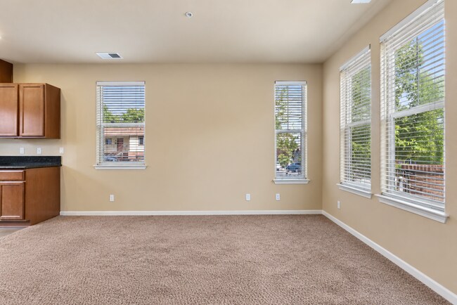 Building Photo - 275 La Rue Ave