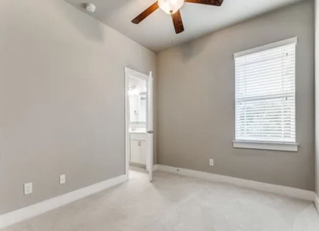 Building Photo - Townhome For Rent Half off deposit for OCT...