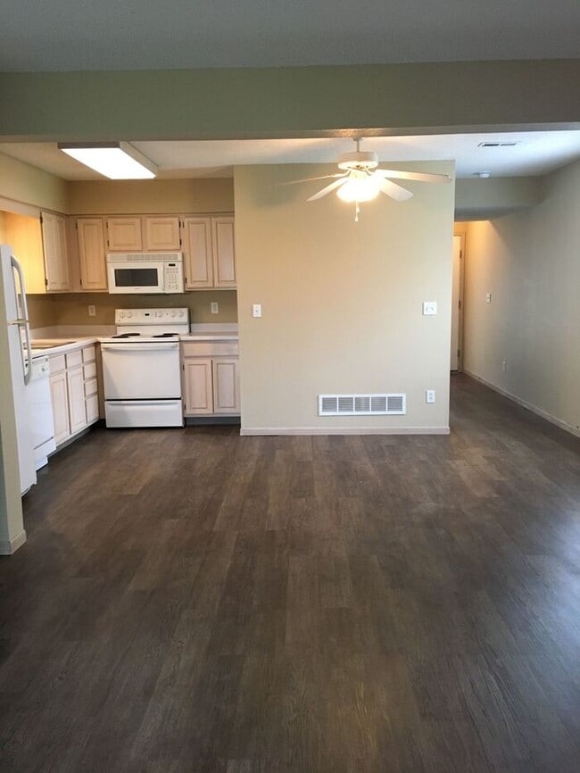 Building Photo - South Garden Townhomes