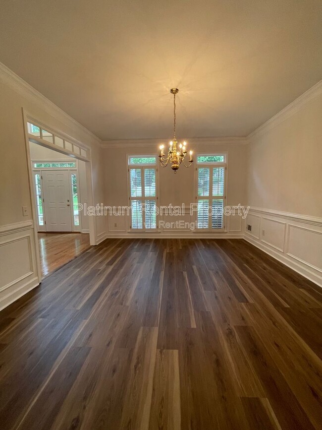 Building Photo - 870 Ingleside Dr