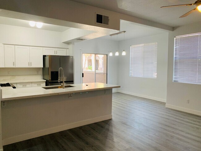 Building Photo - 3 bed, 2 bath, 2 car garage townhouse for ...