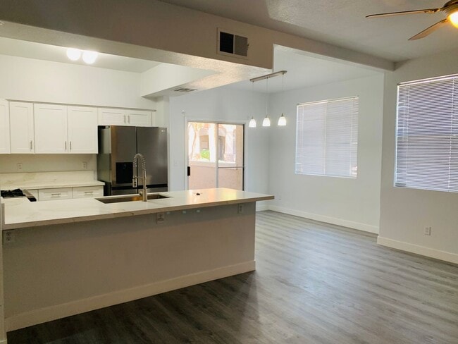 Building Photo - 3 bed, 2 bath, 2 car garage townhouse for rent