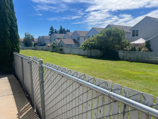 Building Photo - COMING SOON- Spacious Townhouse in Great C...