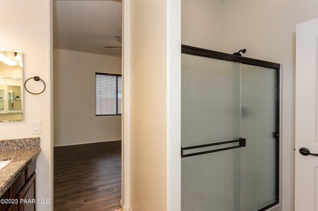 Building Photo - 926 N Gomez St