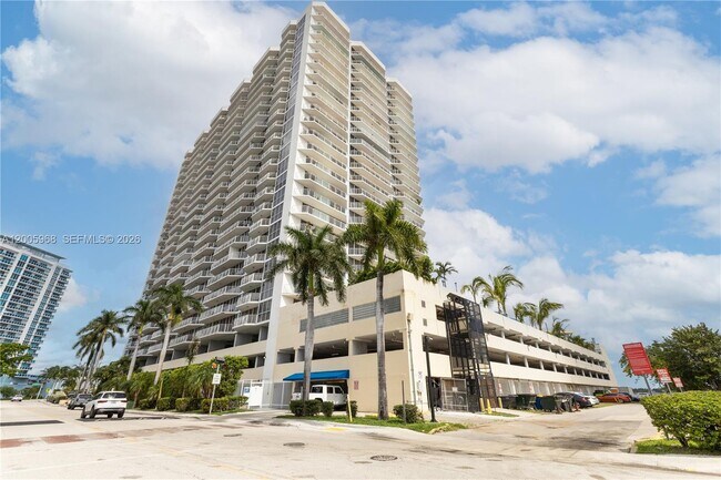 Building Photo - 7601 E Treasure Dr