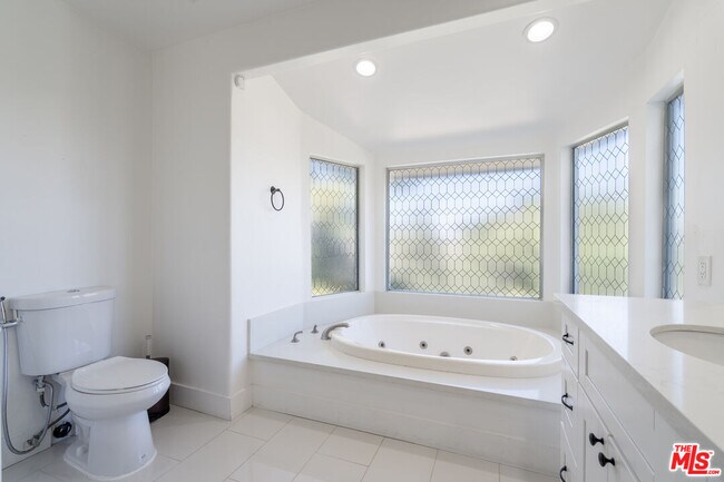 Building Photo - 5026 Medina Rd