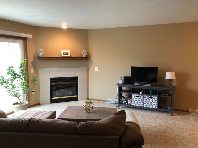 Building Photo - Shared 2 Bedroom 2.5 Bathroom Condo